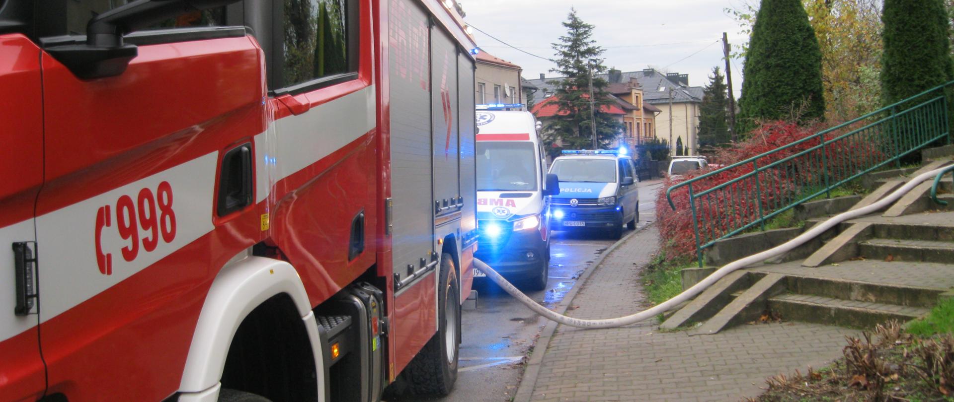 Na miejscu widoczny samochód pożarniczy, radiowóz policji oraz karetkę Zespołu Ratownictwa medycznego