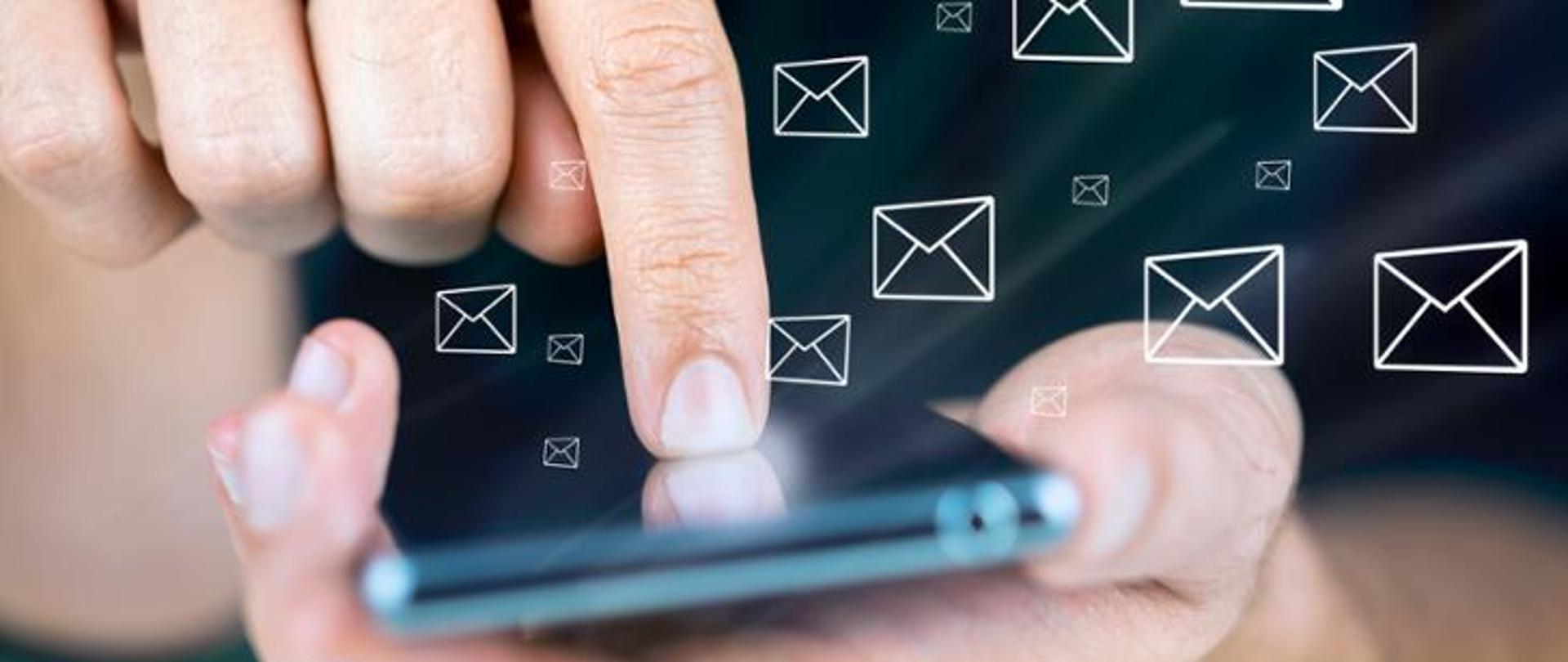 Telefon komórkowy trzymany w męskich dłoniach