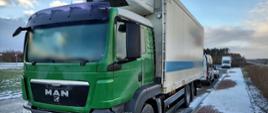 Samochód ciężarowy z zabudową typu chłodnia stoi w punkcie kontrolnym ITD.