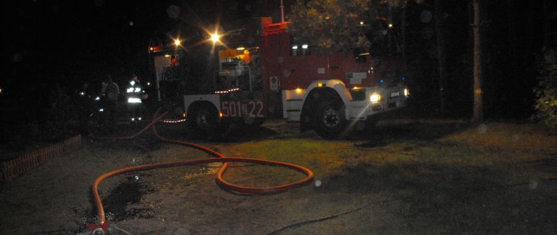 Samochód gaśniczy oraz rozwinięte węże