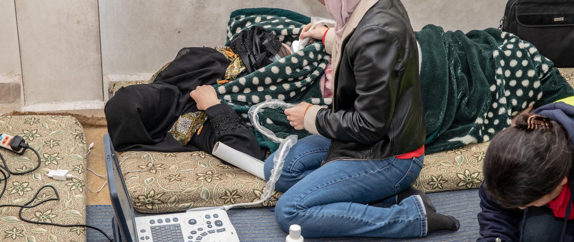 Lekarka przeprowadza badanie USG ciężarnej mieszkanki 