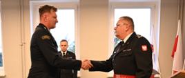 Komendant Powiatowy PSP wręcza st. kpt. Marcinowi Sadeckiemu decyzje o przyznaniu nagrody jubileuszowej 