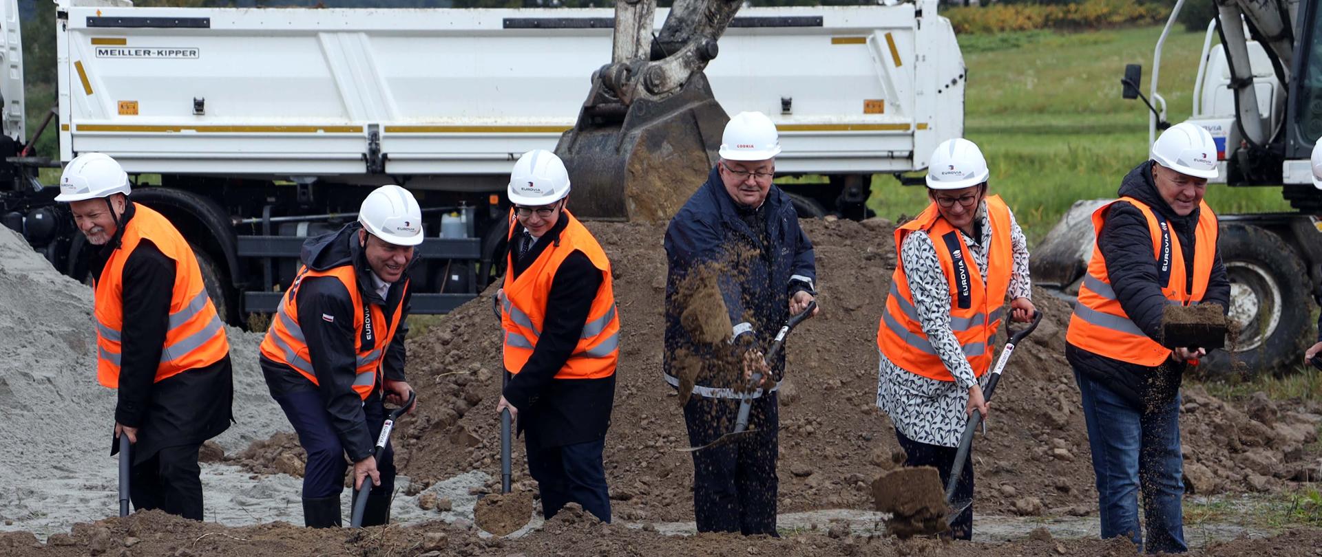 Minister infrastruktury Andrzej Adamczyk w trakcie symbolicznego rozpoczęcia budowy łącznika brzeskiego