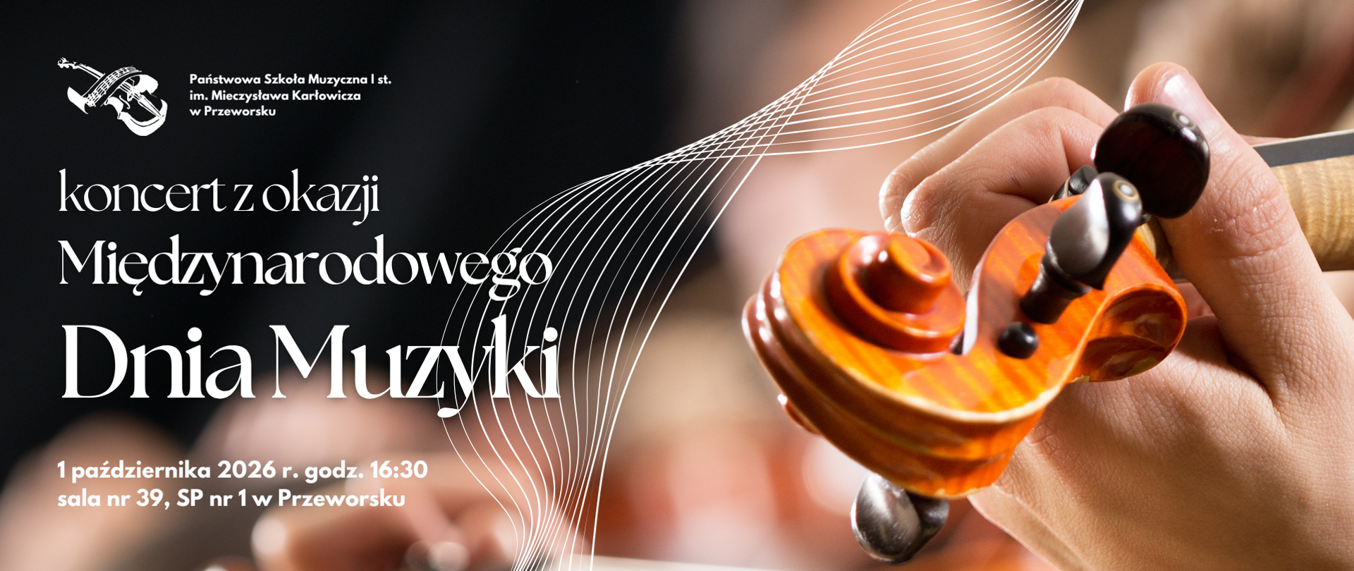 Plakat koncertu z okazji Międzynarodowego Dnia Muzyki organizowanego przez Państwową Szkołę Muzyczną I st. im. Mieczysława Karłowicza w Przeworsku. Na tle zbliżenia skrzypiec i dłoni trzymającej instrument widnieje informacja: „1 października 2026 r., godz. 16:30, sala nr 39, SP nr 1 w Przeworsku”.