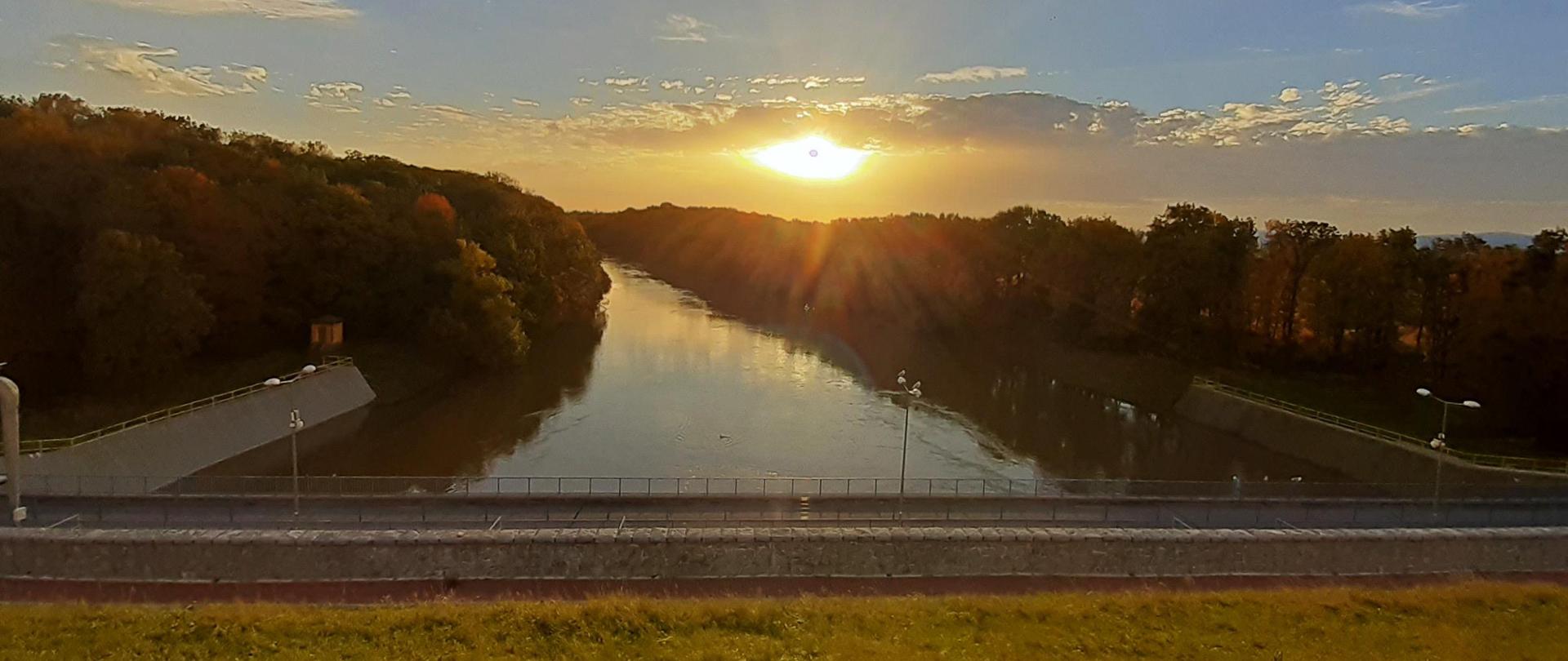 Widok na wylot ze zbiornika wodnego Otmuchów do rzeki Nysy Kłodzkiej w stronę zbiornika Nysa.