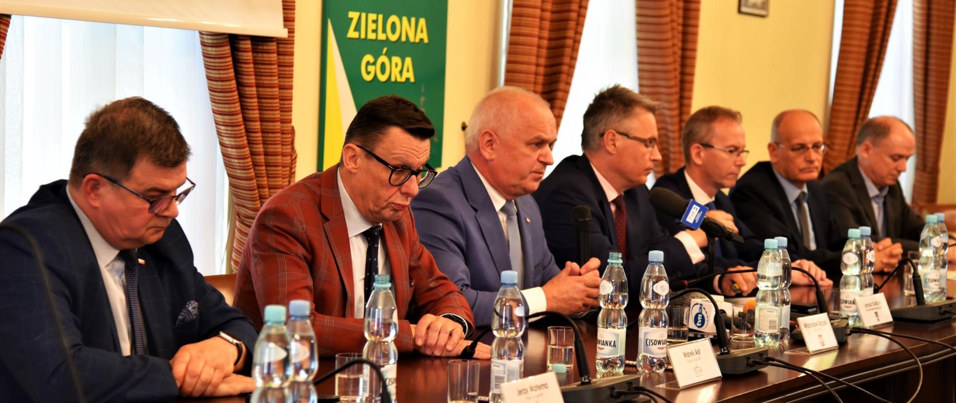 Uczestnicy konferencji siedzą przy stole