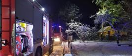 Samochody strażackie przy działaniach gaśniczych w zimowej aurze