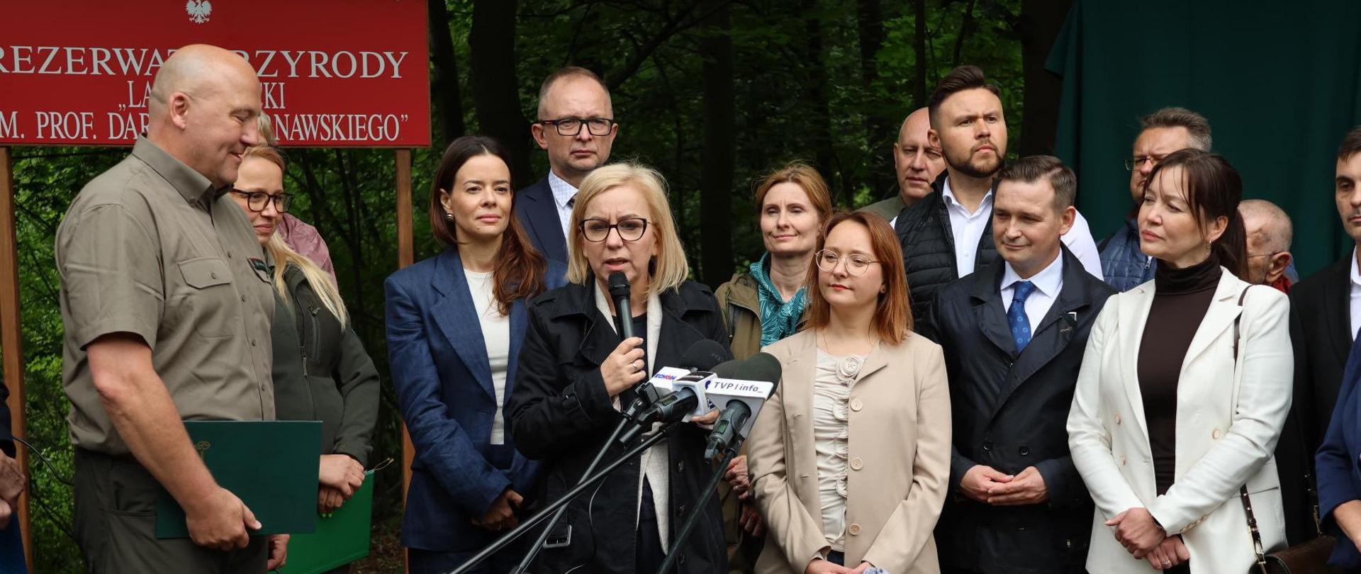 Ministra klimatu i środowiska Paulina Hennig-Kloska podczas ogłoszenia powołania rezerwatu przyrody ,,Las Pilczycki im. prof. Dariusza Tarnawskiego