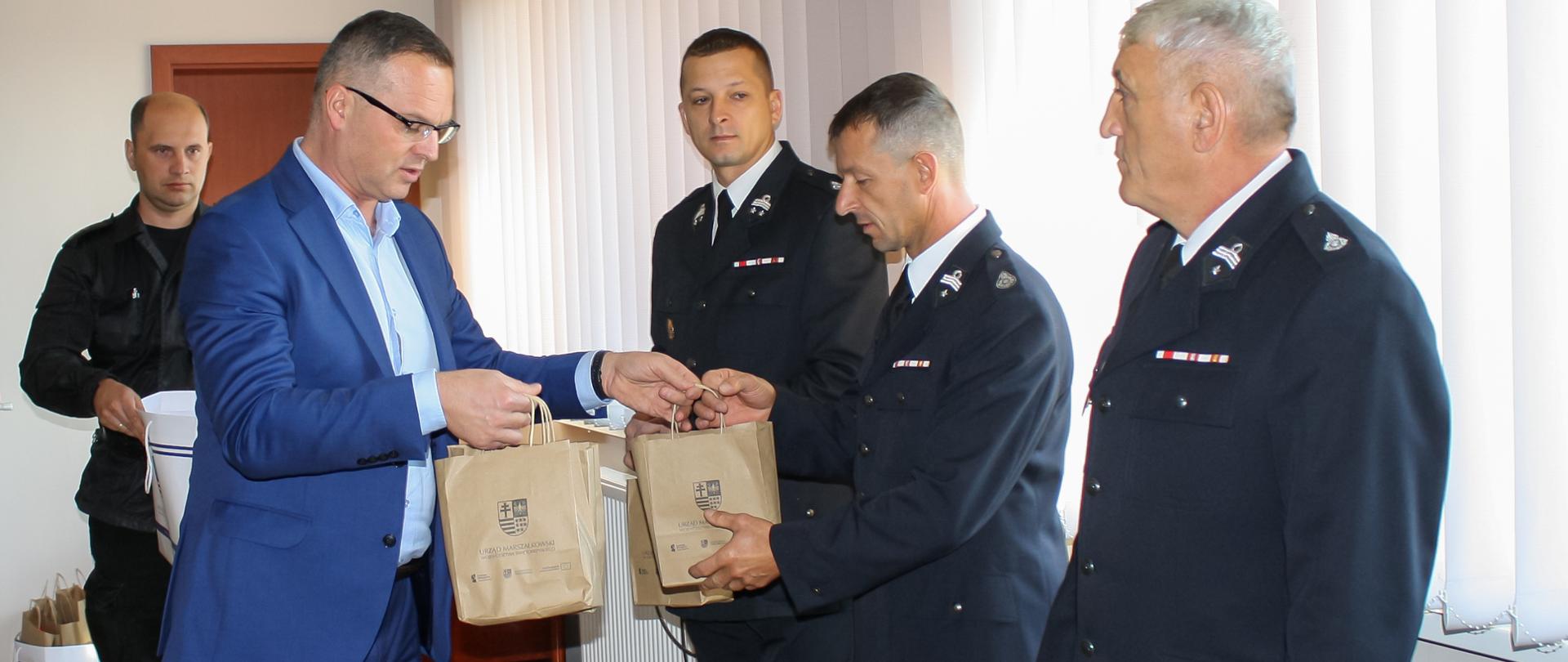 Przekazanie pulsoksymetrów dla jednostek OSP