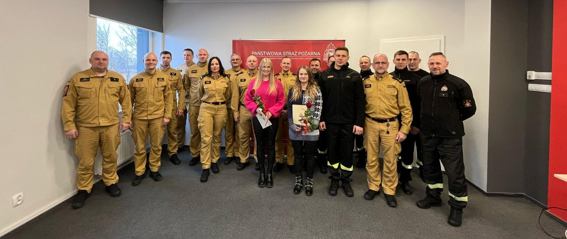 Wspólne zdjęcie funkcjonariuszy i pracowników służby cywilnej KP PSP Iława