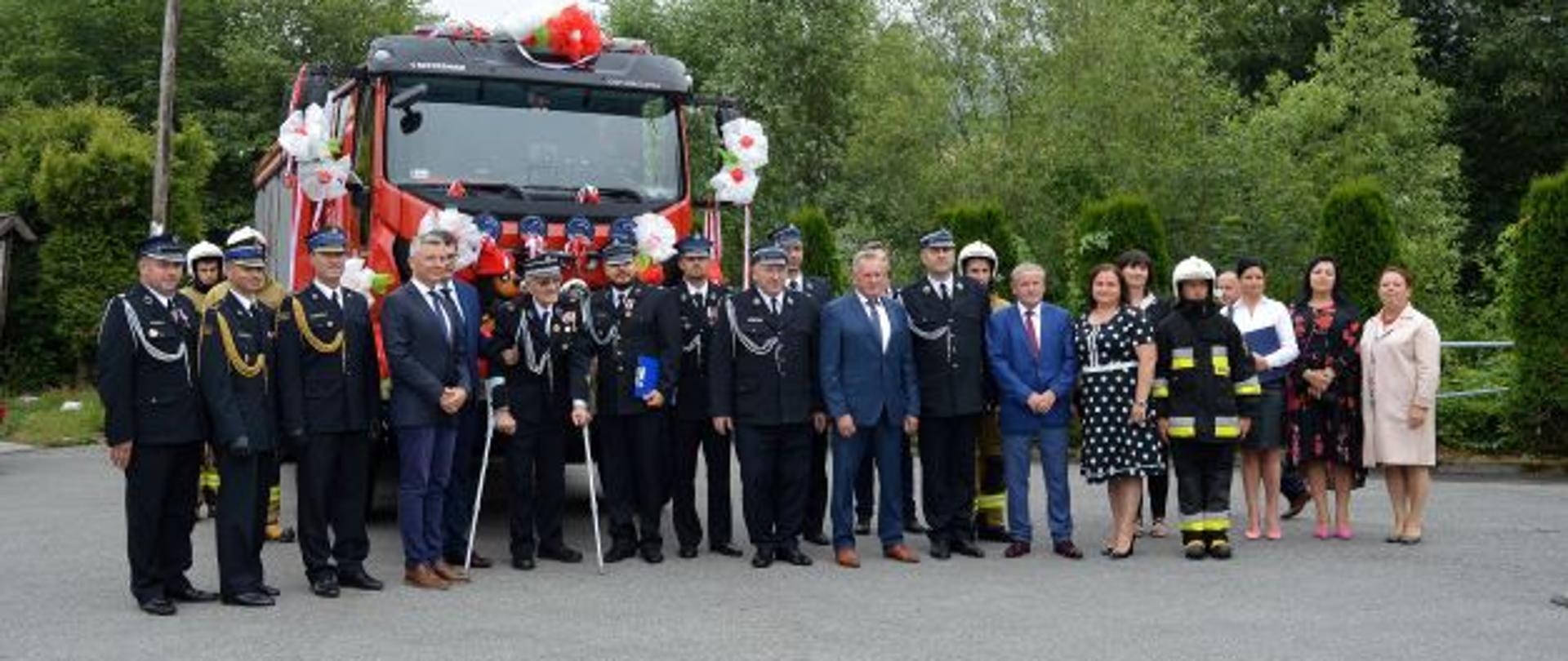 Uczestnicy uroczystości Jubileuszu 70-lecia OSP Juszczyna.