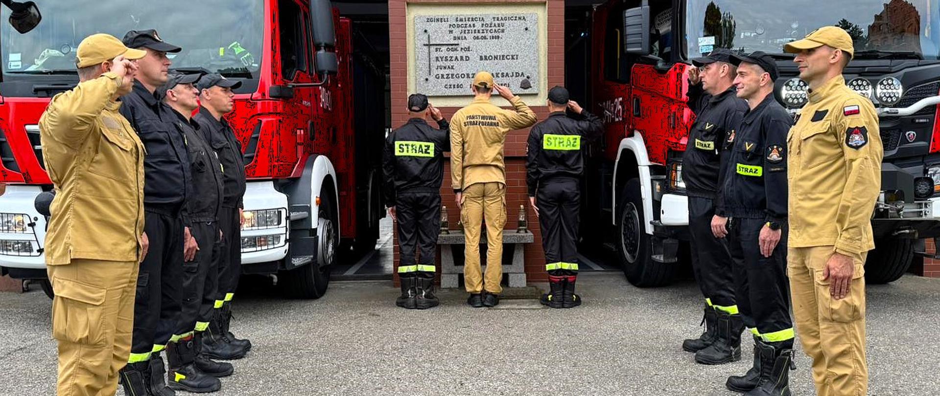 Zdjęcie przedstawia funkcjonariuszy oddających chołd zmarłym strażakom 