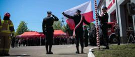 Podniesienie flagi państwowej na maszt