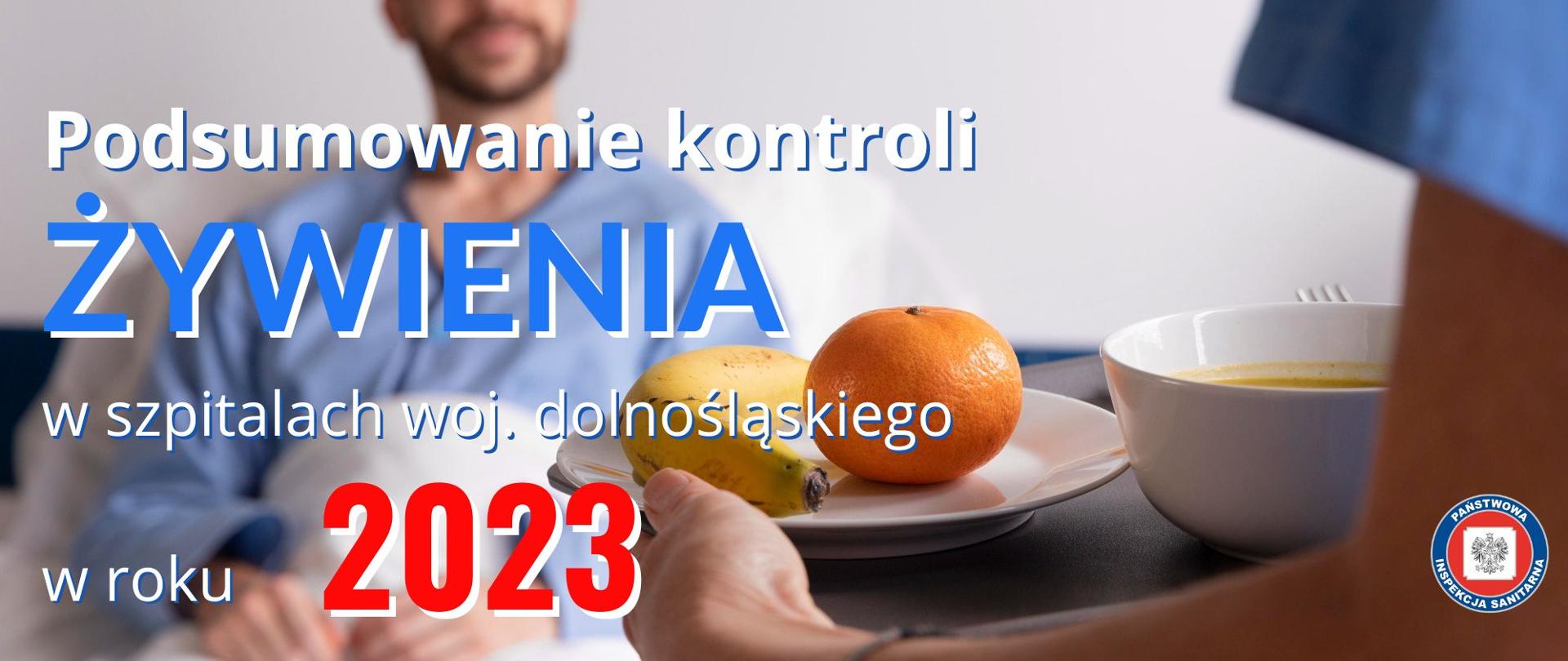 Opiekun serwuje posiłek pacjentowi leżącemu na szpitalnym łóżku.