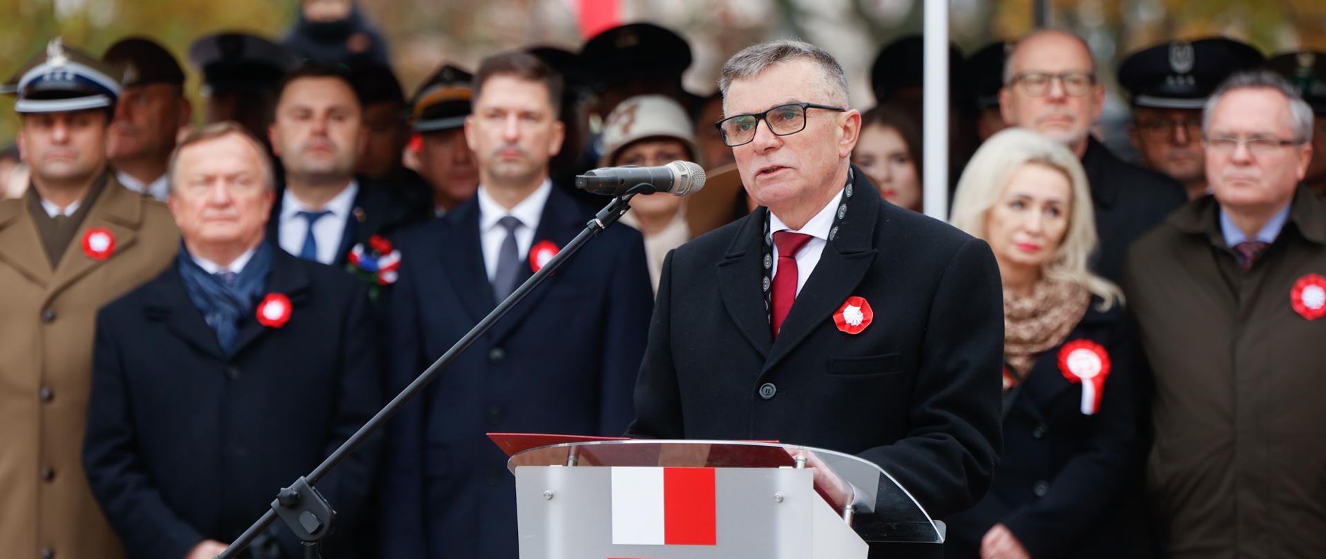 Wojewoda lubelski Lech Sprawka przemawia przy mównicy .