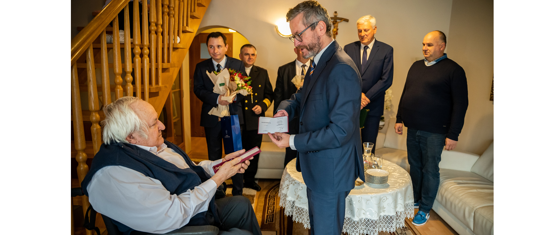 Wiceminister infrastruktury Grzegorz Witkowski wręcza Srebrny Krzyż Zasługi emerytowanemu pracownikowi IMGW