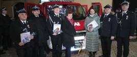 Na tle nowego pojazdu stoją od lewej Prezes Zarządu Oddziału Gminnego ZOSP RP w Walcach, Komendant Powiatowy PSP w Krapkowicach, Prezes Zarządu Oddziału Powiatowego ZOSP RP - wójt Walec, pani Wicemarszałek Województwa Opolskiego, pani Prezes WFOŚiGW w Opolu, Prezes OSP Grocholub oraz wiceprezes Zarządu Oddziału Wojewódzkiego ZOSP RP w Opolu. 