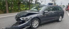 Zdjęcie przedstawia rozbity samochód osobowy marki Volkswagen Passat