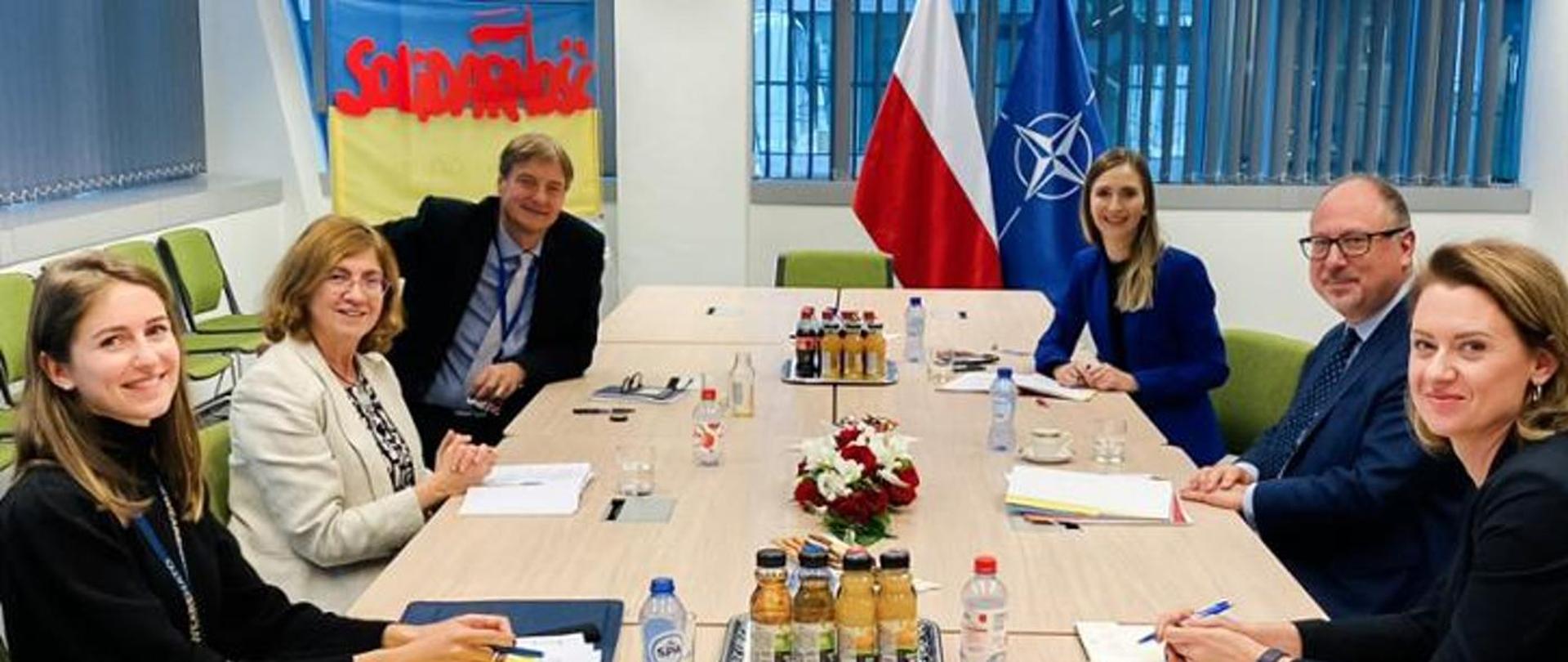 Szef Służby Zagranicznej siedzi przy stole konferencyjnym z przedstawicielami NATO i Stałego Przedstawicielstwa 