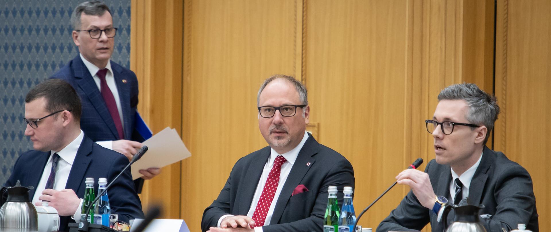 Head of Foreign Service discusses assistance to refugees with provincial governors and diplomatic corps 