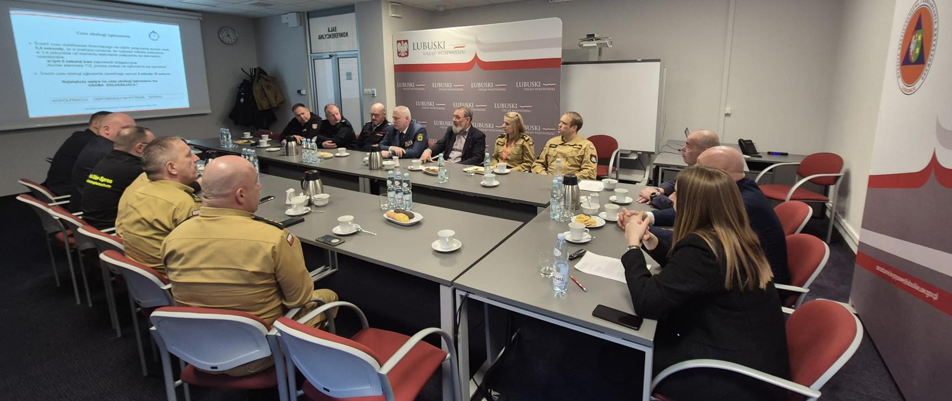 Strażacy polscy i niemieccy siedzą w sali odpraw w lubuskim urzędzie wojewódzkim