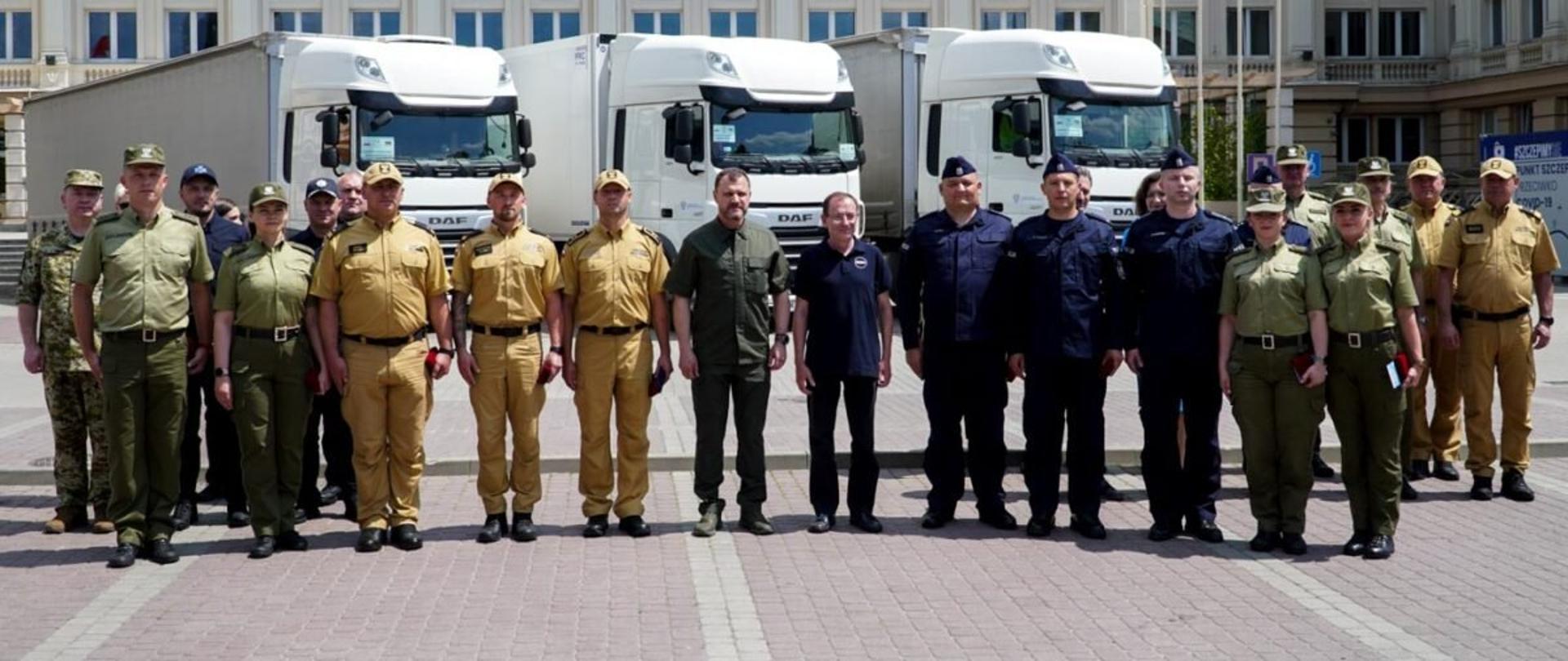 Grupa osób przed Podkarpackim Urzędem Wojewódzkim w Rzeszowie