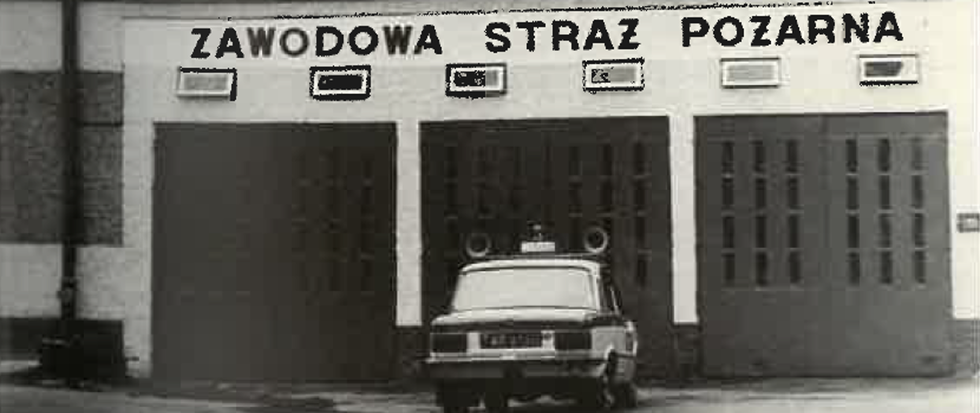Archiwalne zdjęcie przedstawiające budynek Zawodowej Straży Pożarnej w Dąbrowie Tarnowskiej