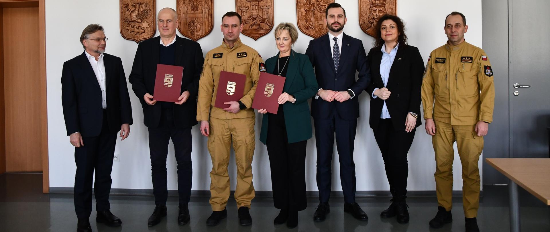 Pamiątkowe zdjęcie uczestników spotkania po podpisaniu listu intencyjnego dotyczącego budowy nowej siedziby Komendy Powiatowej Państwowej Straży Pożarnej w Gryfinie. Zdjęcie powiększy się po kliknięciu na nie.