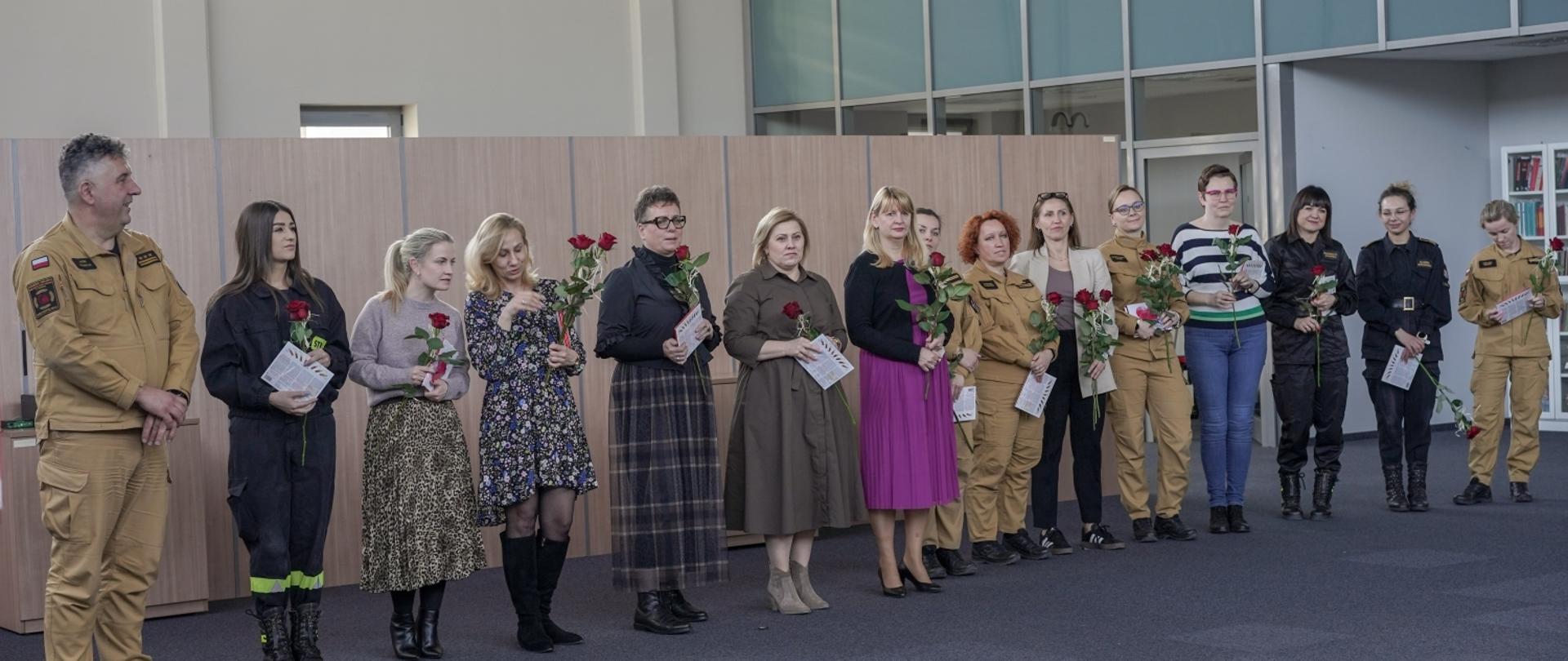 Komendant Miejski z Kobietami pracującymi w KM PSP Poznań