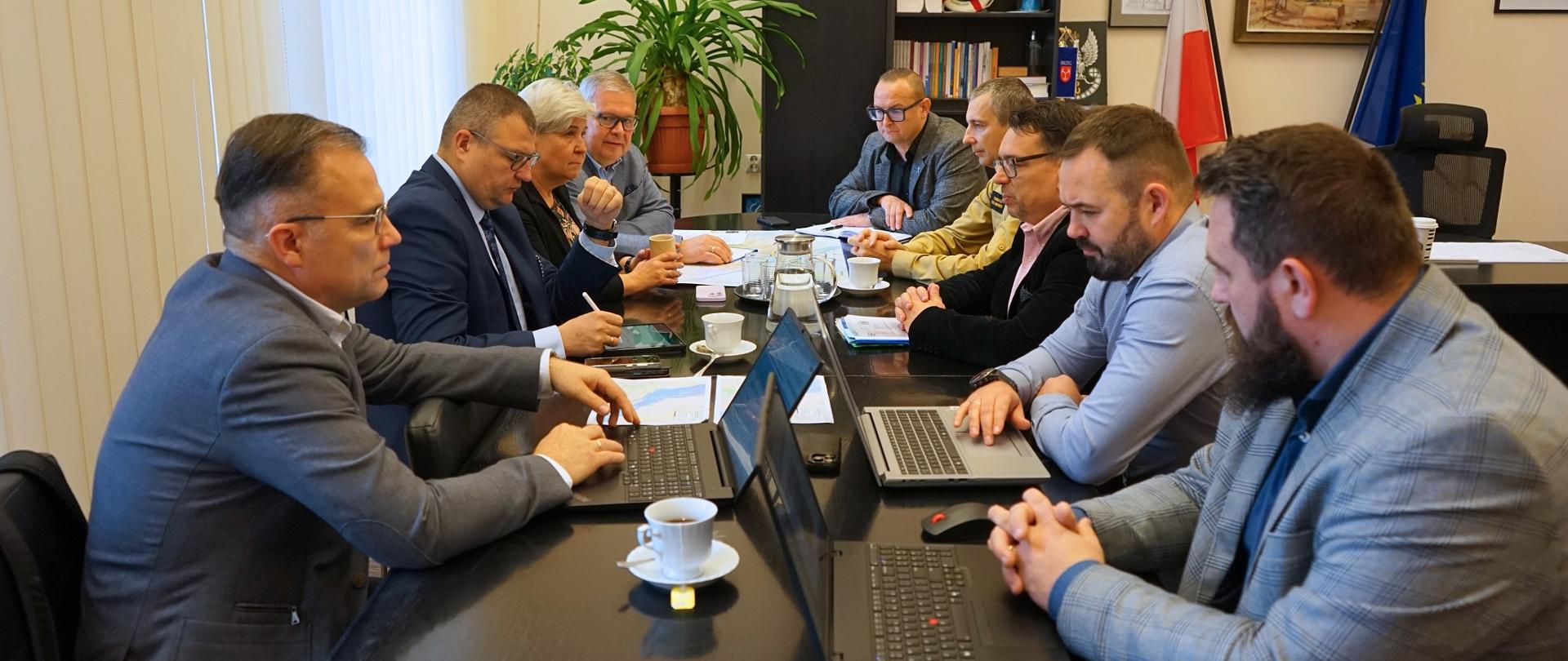 Spotkanie w Brzegu z udziałem przedstawicieli Wód Polskich oraz władz miasta.