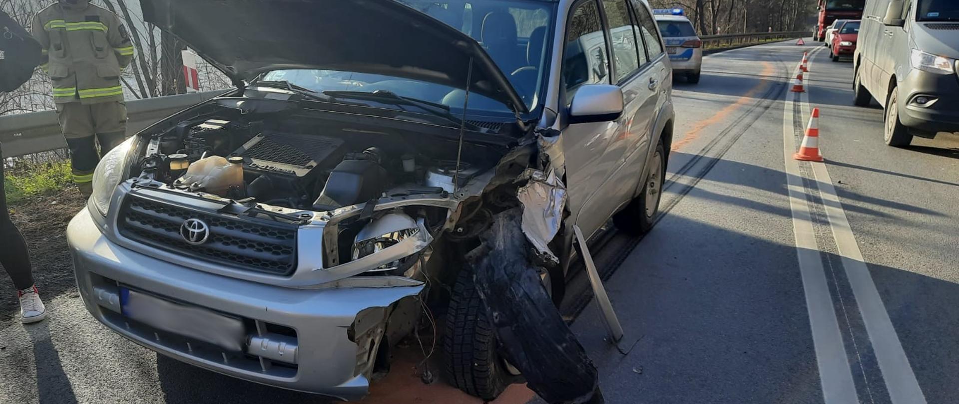 Rozbity samochód osobowy