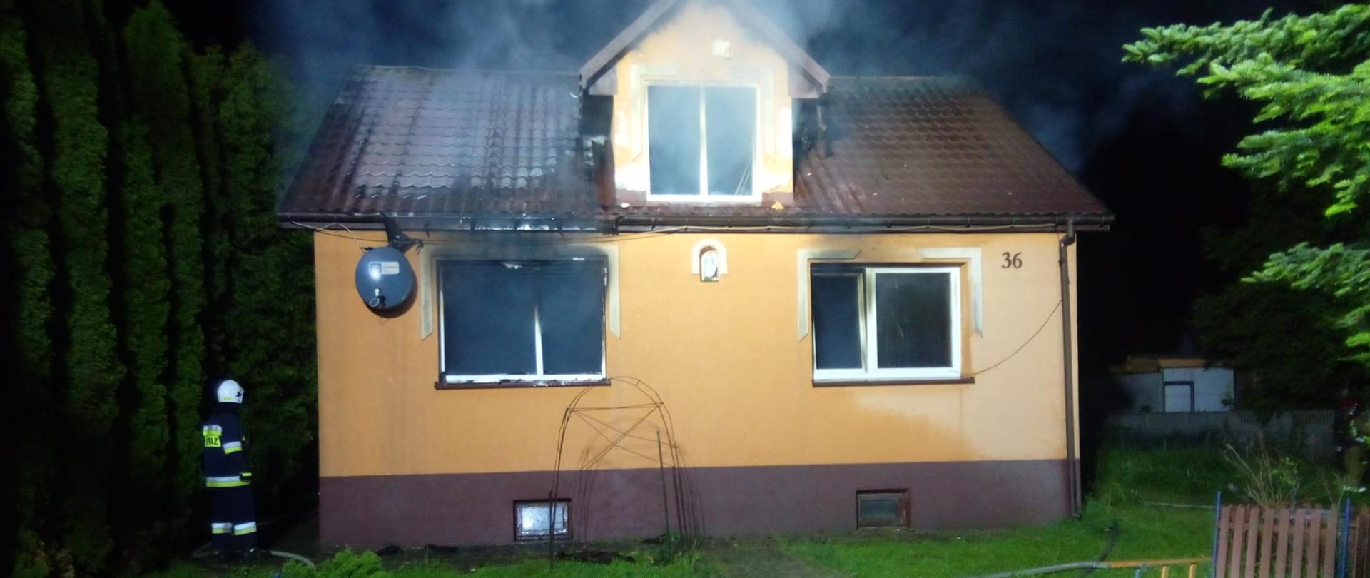 Zdjęcie przedstawia budynek mieszkalny, w którym wybuchł pożar. 