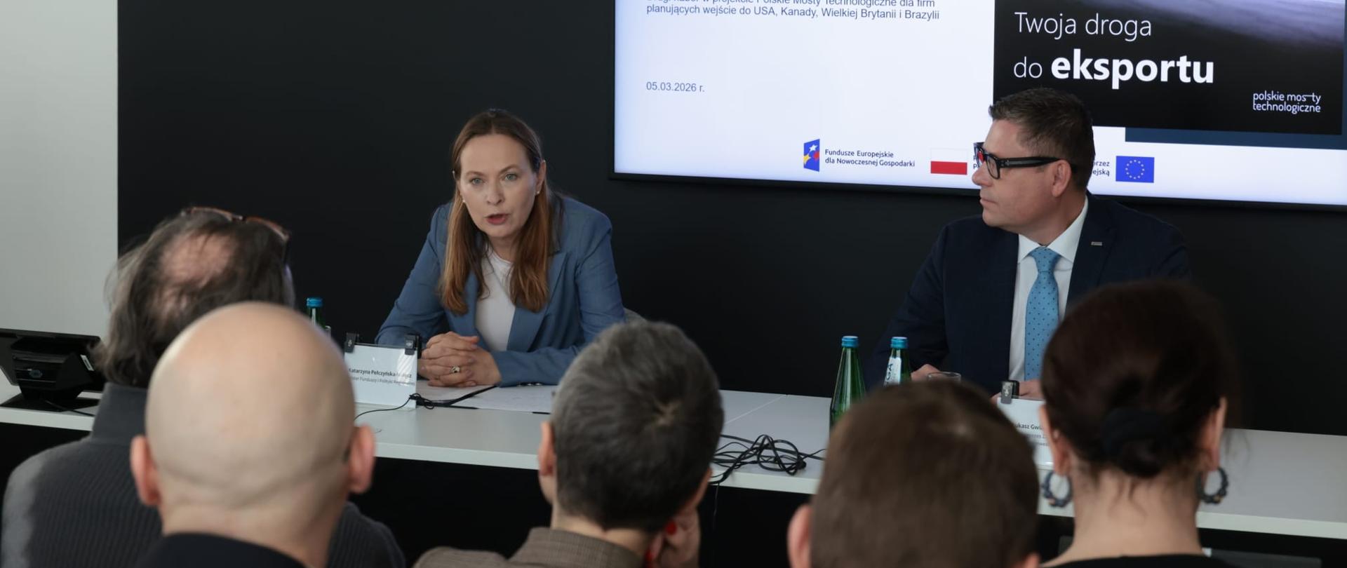 Na zdjęciu minister funduszy i polityki regionalnej Katarzyna Pełczyńska-Nałęcz podczas spotkania odpowiada na pytania dziennikarzy