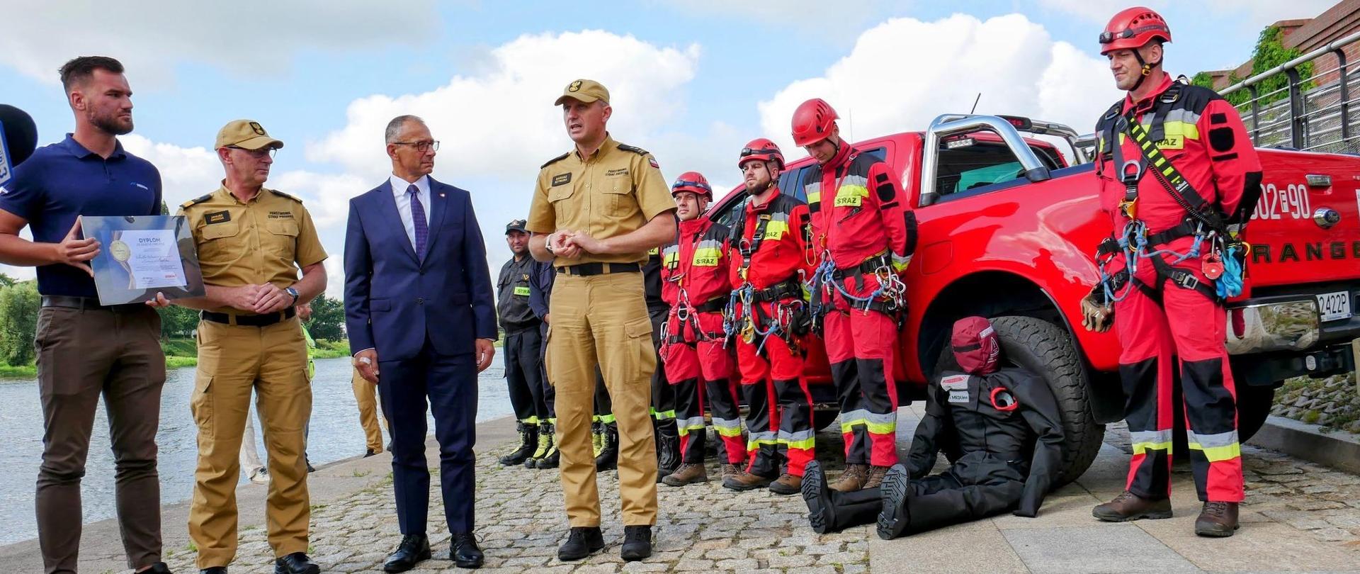 Manekin Ruth Lee uroczyście odebrany przez gorzowiskich strażaków