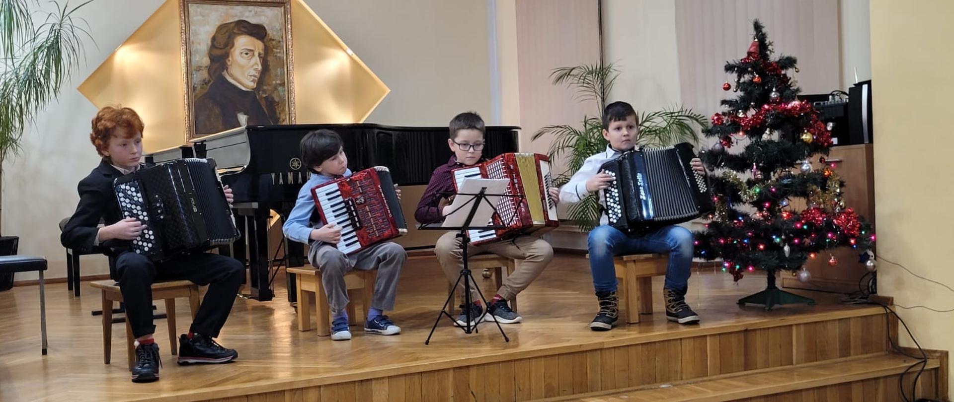 Galeria 16 zdjęć z Akordeonowego Music Party. Uczniowie graja na akordeonie podczas koncertu klas akordeonu w auli PSM w Kłodzku.
