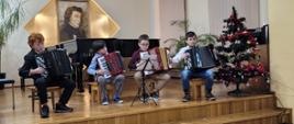 Galeria 16 zdjęć z Akordeonowego Music Party. Uczniowie graja na akordeonie podczas koncertu klas akordeonu w auli PSM w Kłodzku.

