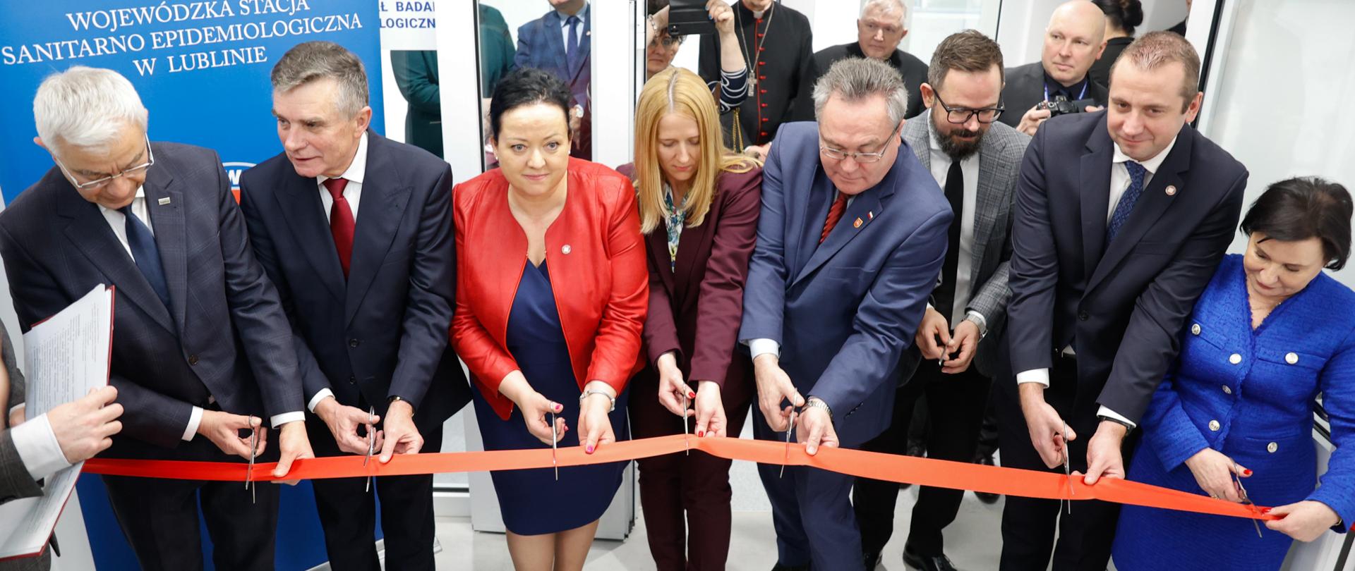 Otwarcie Laboratorium Mikrobiologicznego BSL 3 przy WSSE w Lublinie. Przecięcie wstęgi