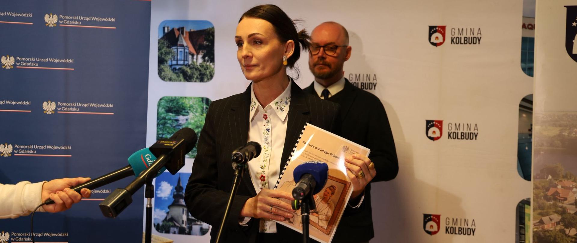 Kobieta (wojewoda) prezentuje podręcznik Pomorze w Dialogu Pokoleń