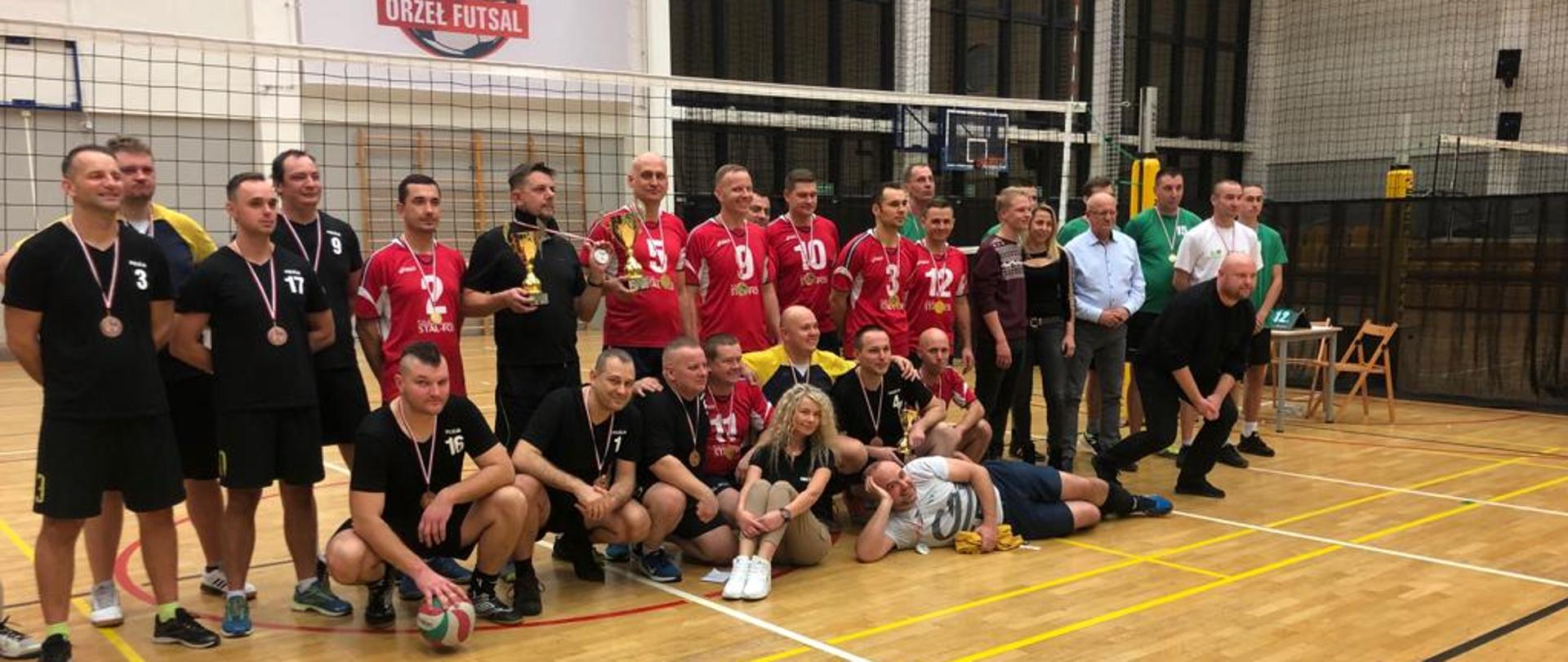 na zdjęciu widać trzy zwycięskie drużyny po ceremonii wręczenia medali