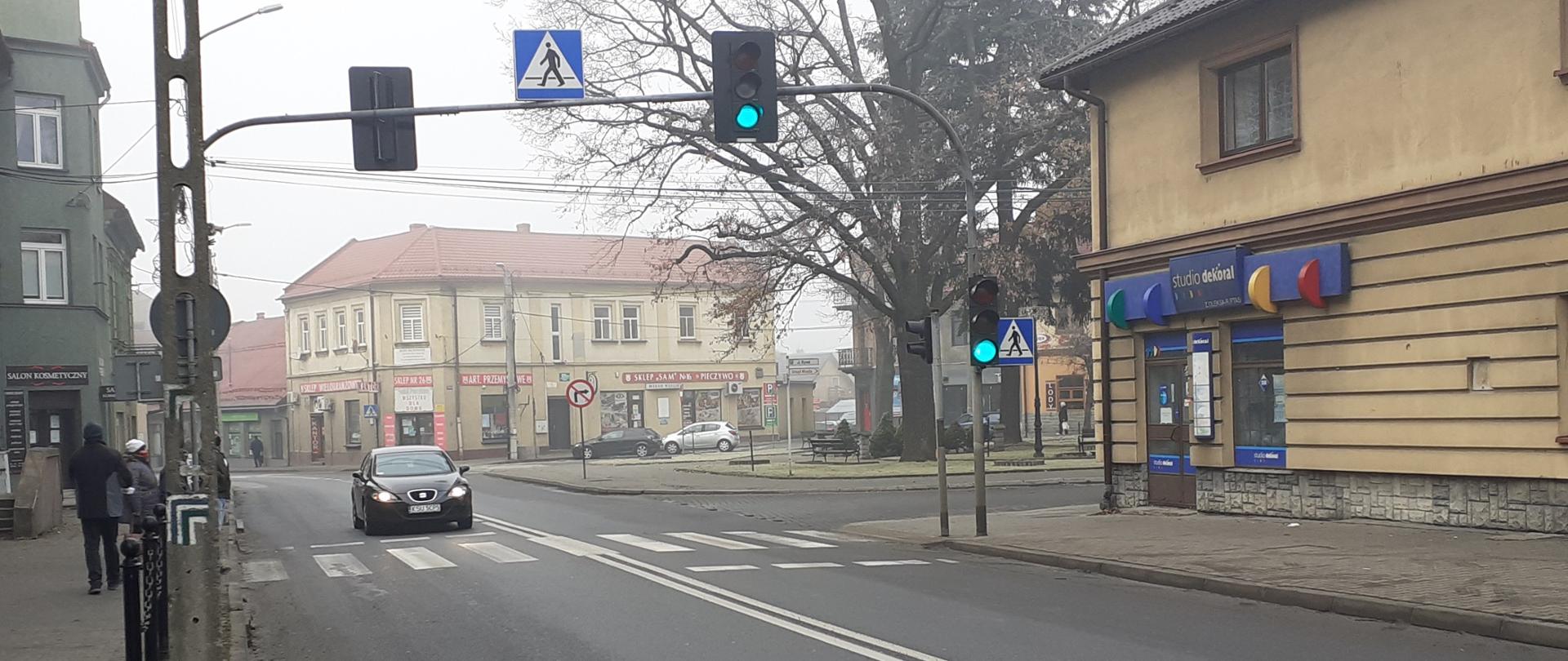 miasto Maków Podhalański, ulica, sygnalizacja świetlna, przejście dla pieszych