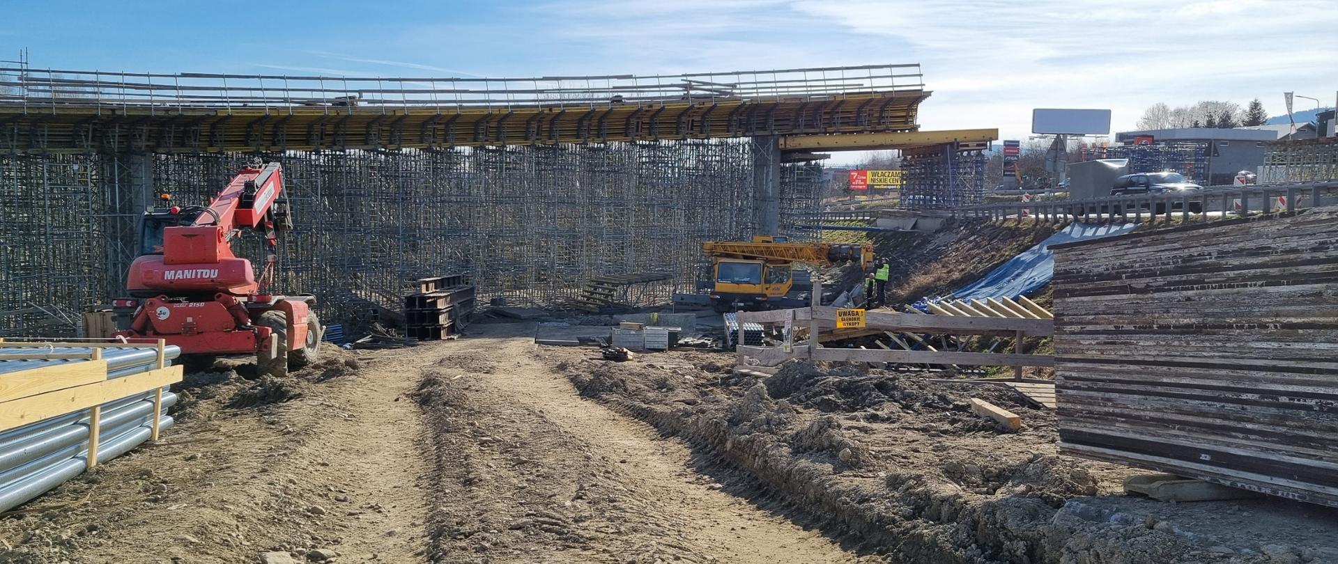 Budowa wiaduktu w Myślenicach, rusztowanie i deskowanie przygotowane do betonowania płyty obiektu