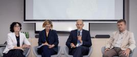 2 kobiety i 2 mężczyzn siedzi na krzesła w ramach panelu dyskusyjnego, wśród nich wiceminister Zajączkowski