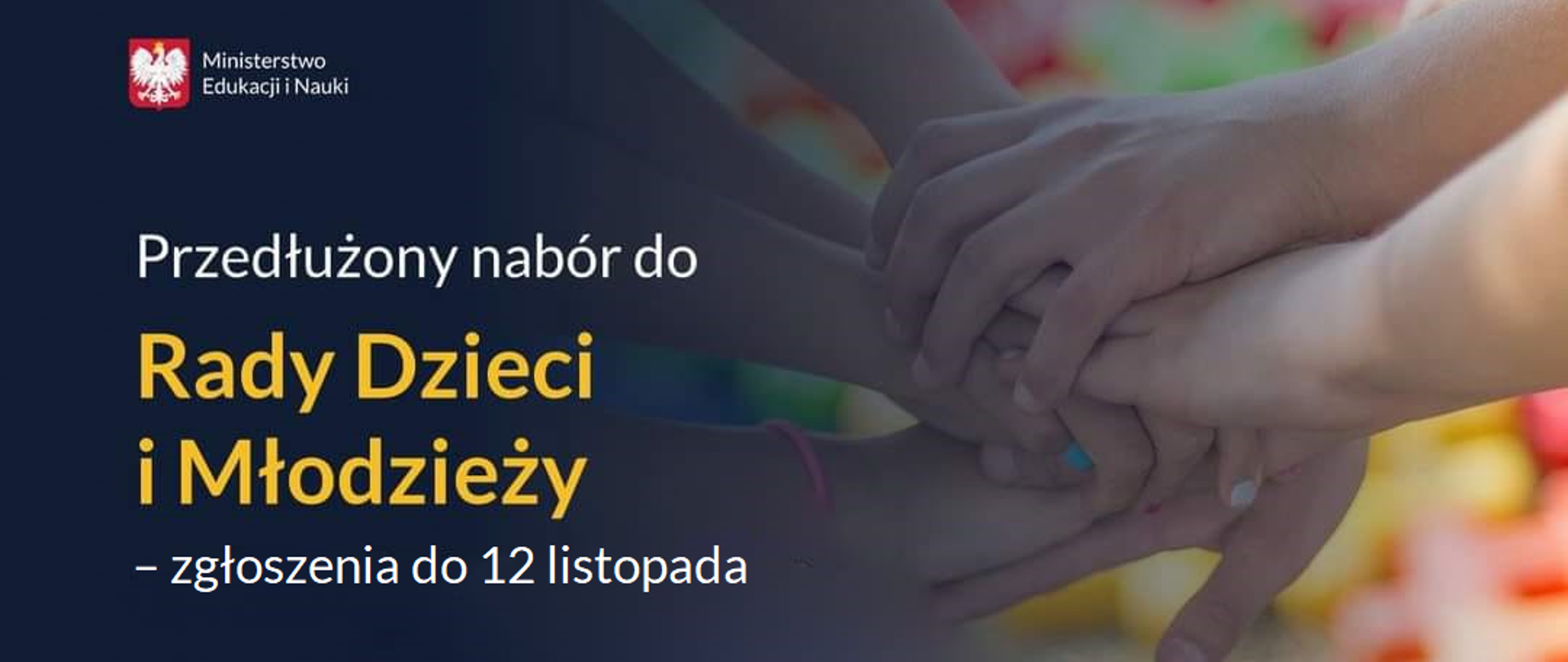Po prawej stronie na grantowym tle napis Trwa nabór do Rady Dzieci i Młodzieży - zgłoszenia do 12 listopada. Po prawej stronie na kolorowy tle kilka par dziecięcych rąk nałożonych jedna na drugą. Paznokcie niektórych dzieci są pomalowane na różne kolory - biały, czerwony, niebieski. 