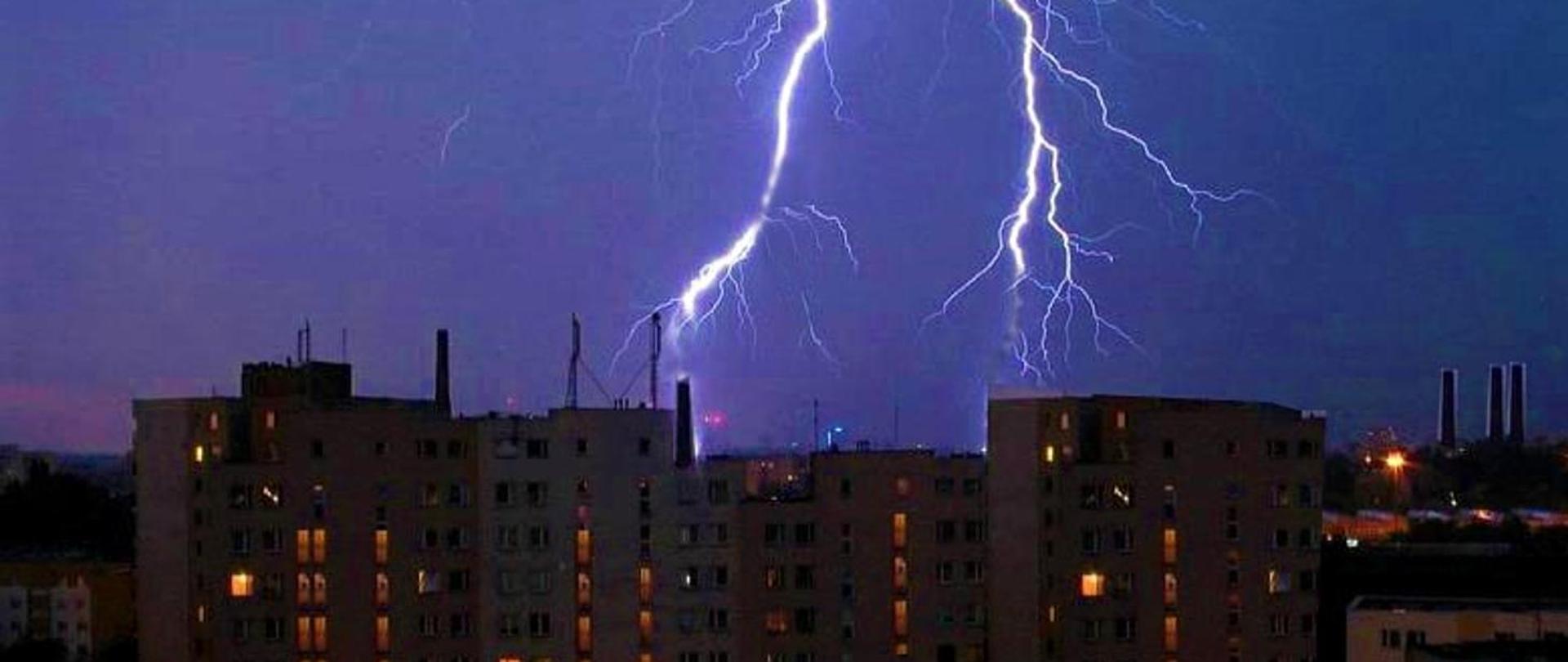 Obraz przedstawia pioruny nad miastem