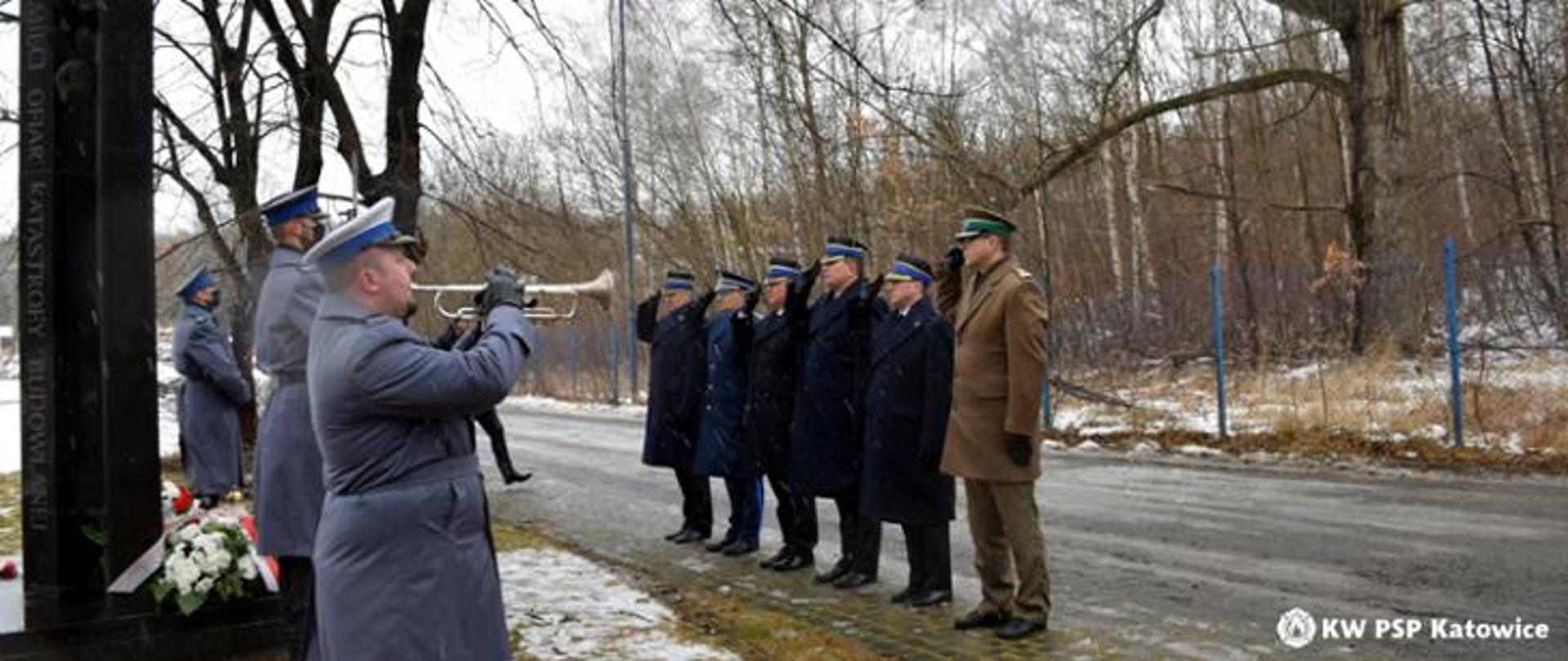 Na zdjęciu widnieją przedstawiciele służb mundurowych biorących udział w 16 rocznicy katastrofy budowlanej na terenie Międzynarodowych Targów Katowickich
