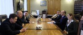Minister funduszy i polityki regionalnej Katarzyna Pełczyńska-Nałęcz siedzi przy stole z polską delegacją, na przeciw niej siedzi minister w Gabinecie Rady Ministrów Ukrainy Oleh Nemchinov z ukraińską delegacją