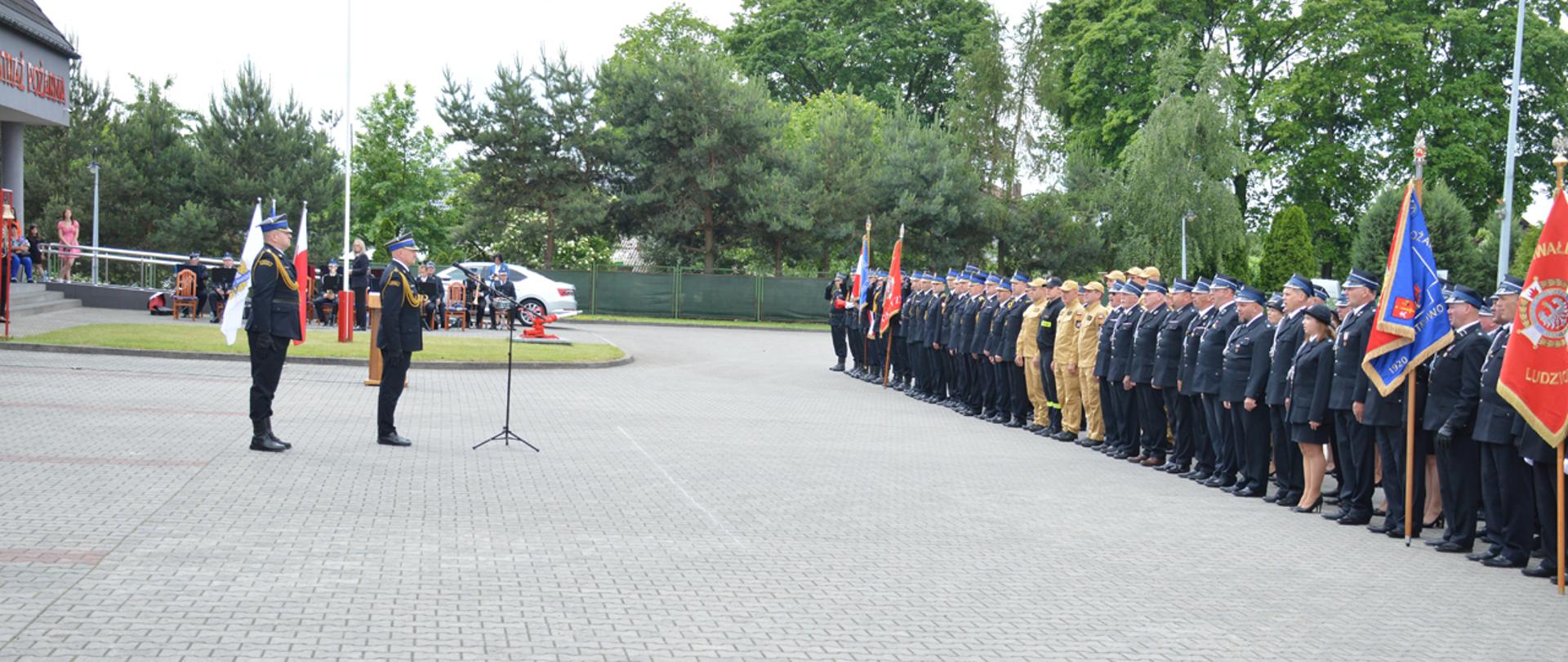 Na zdjęciu przegląd pododdziałów i przywitanie z Komendantem Wojewódzkim PSP