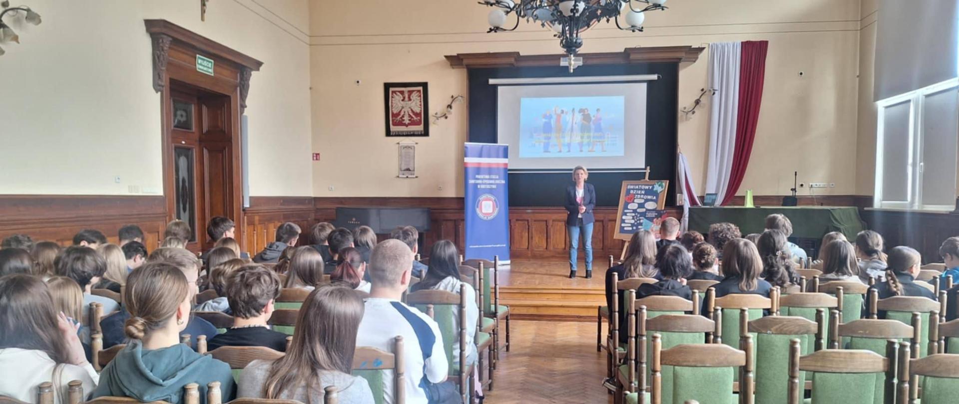 1 Dzień otwarty w Powiatowej Stacji Sanitarno - Epidemiologicznej w Krotoszynie - zdjęcie przedstawia prelekcje w I Liceum Ogólnokształcące im. Hugona Kołłątaja 