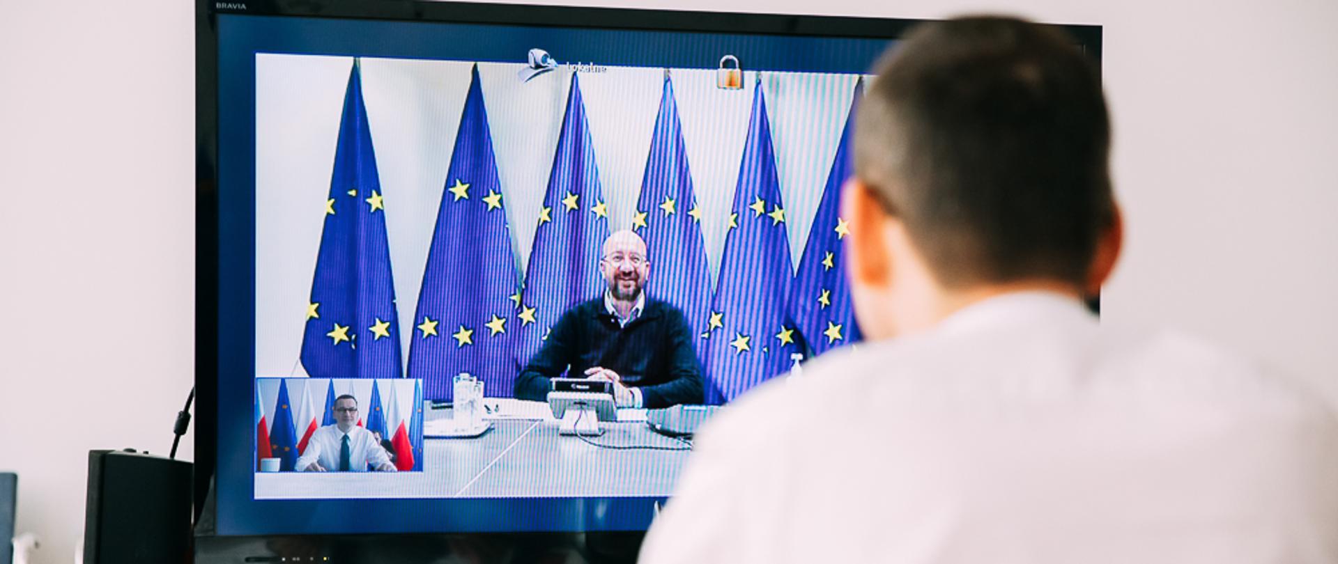 Widok zza pleców premiera na trwającą wideokonferencję z Charlesem Michelem.