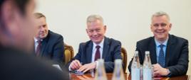Na zdjęciu od lewej strony przy stole, na którym znajdują się butelki wody siedzą: szef Agencji Bezpieczeństwa Wewnętrznego płk. Rafał Syrysko, Ambasador Polski w Azerbejdżanie Paweł Radomski oraz Minister - Koordynator Służb Specjalnych Tomasz Siemoniak. 
